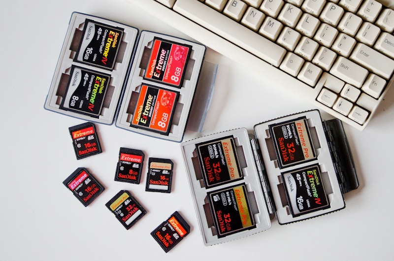 <b>メモリーカード類は最速タイプのサンディスク製品。カードケースはスイスGEPE製の「カードセイフ・ エクストリーム」。防水性が強く車に轢かれても大丈夫という噂。キーボードはお気に入りのPFU製Happy Hacking Keyboard Lite。</b>