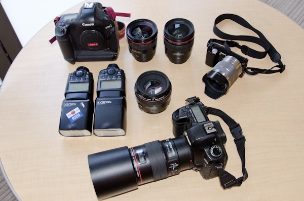 <b>この日の機材類はこんな感じ。キヤノンEOSセット一式にクリップオンストロボ2本とソニーNEX。ほとんどのカットは100mmマクロを装着したEOS 5D Mark IIとバリアングルモニターが便利なNEXだった</b>