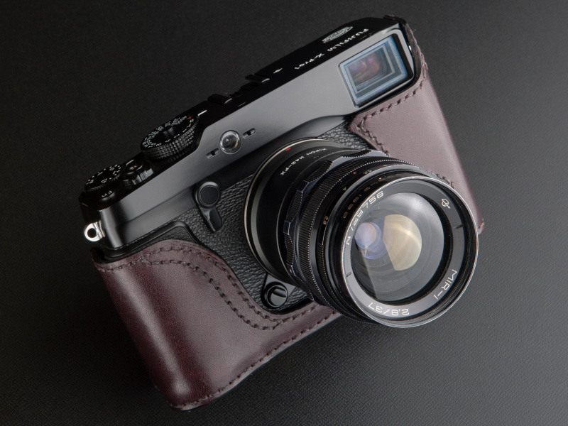 <b>グリップ側のダブルステッチが、リコイル製スタンダードケースの特長だ。価格は1万7,000円</b>