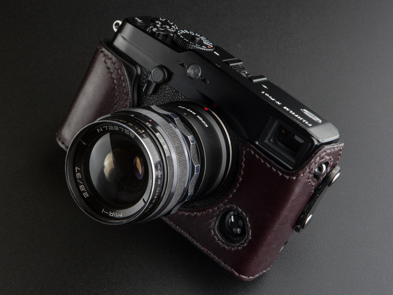 <b>フォーカスモード切換レバーの下側を広くとり、スイッチ操作しやすいように配慮している</b>