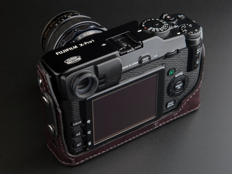 <b>背面は大きくあけ、ボタン操作を妨げない仕様になっている。ケースのフィット感も申し分ない</b>