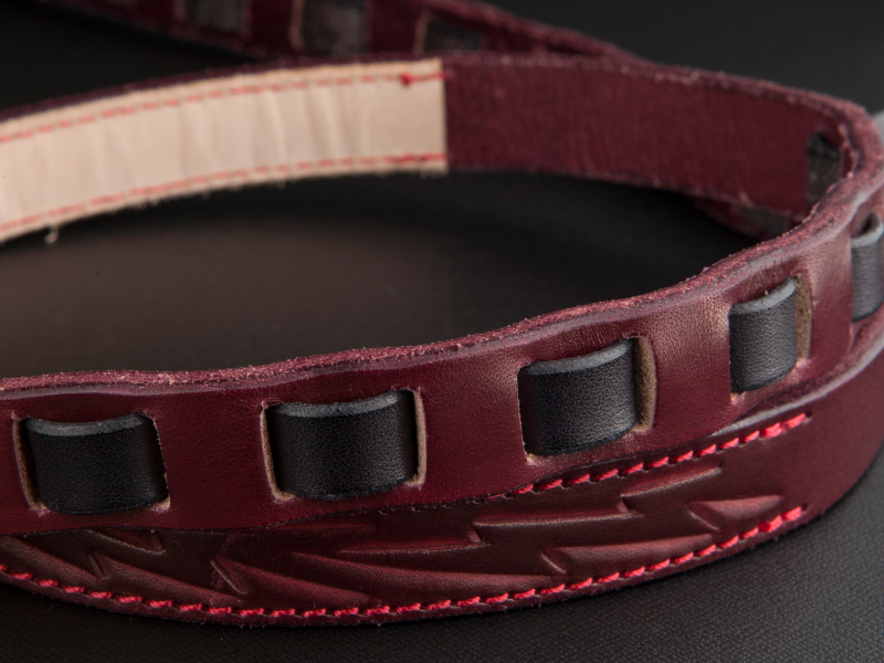 <b>デザイン上のポイントとなる編込みは、ストラップの長さ調節もかねている</b>