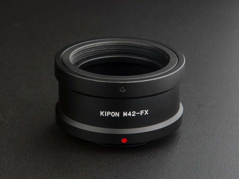 <b>KIPON製のM42マウントアダプターはピン押しタイプだ。焦点工房にて6,800円だ</b>