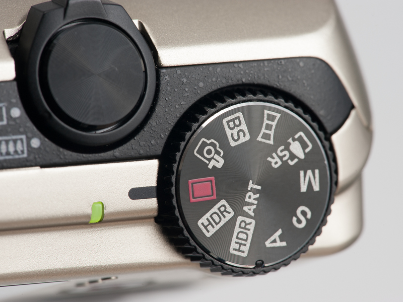 <b>モードダイヤルには「HDR」「HDRアート」「プレミアムオートPRO」など、多彩な撮影モードが並んでいる。</b>