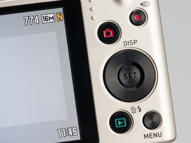 <b>背面の操作部。撮影と再生ボタン、右上にムービーボタン、右下にメニューボタンがある。</b>