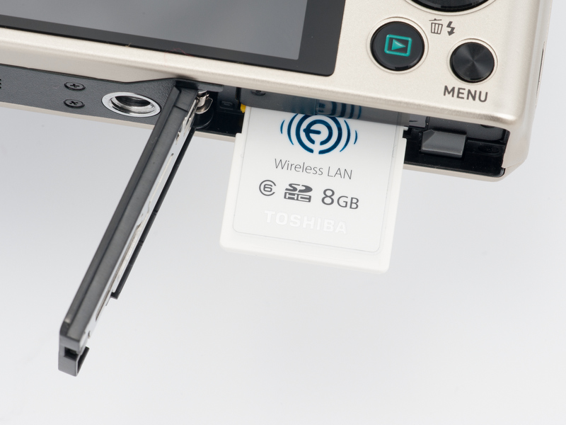 <b>記録メディアはSDXC/SDHC/SDメモリーカード。52.2MBの内蔵メモリもある。無線LAN内蔵のEye-FiやFlashAirにも対応している。</b>