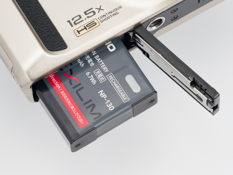 <b>電源はリチウムイオン電池NP-130。CIPA基準の撮影可能コマ数は約500コマと長寿命。1日で使い切るのはかなり大変だと思う。</b>
