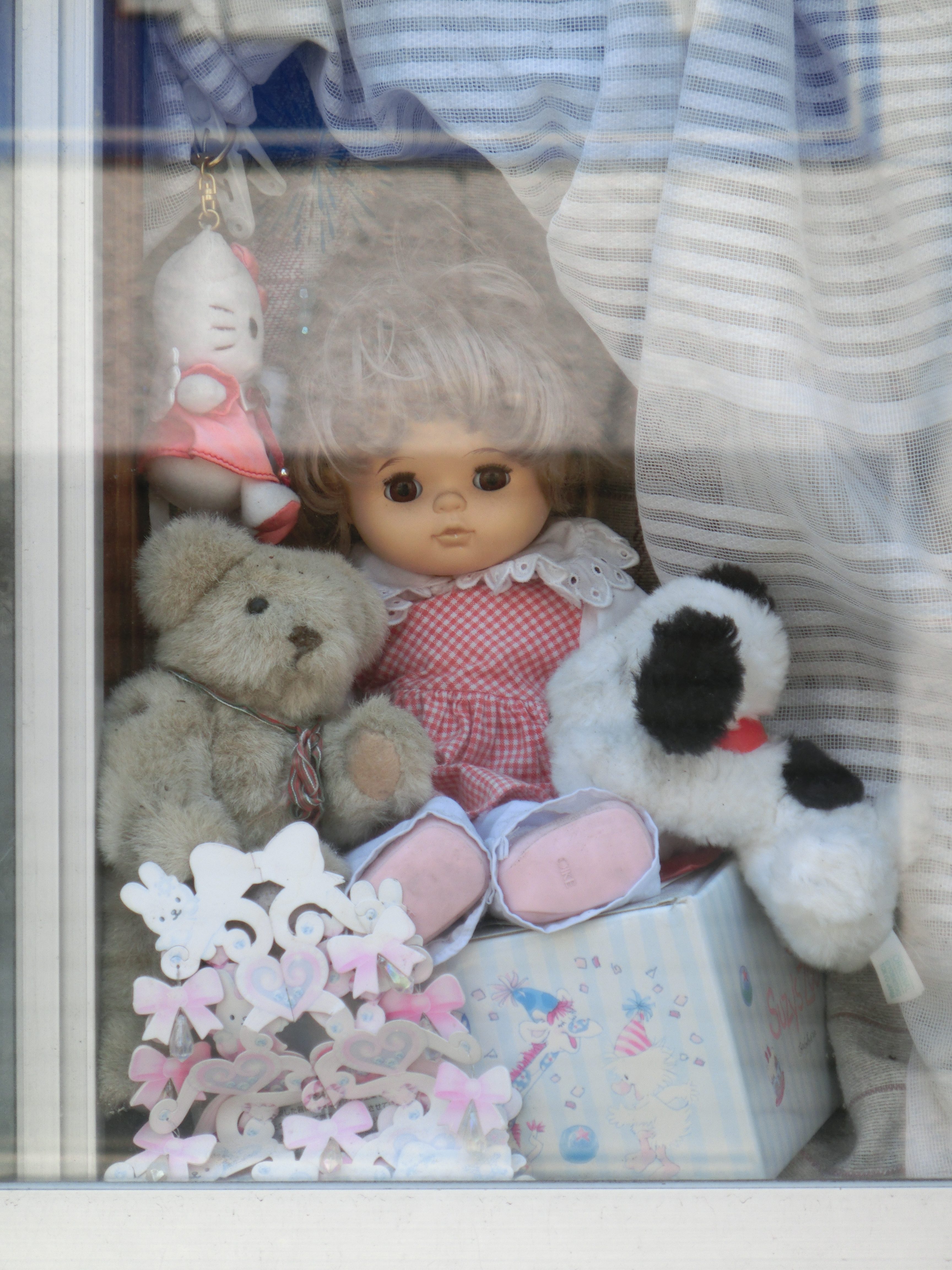 <b>窓辺に乱雑に置かれたぬいぐるみ。EX-ZR300 / 4,608×3,456 / F5.9 / 1/125秒 / 0.3EV / ISO80 / WB:オート / 53mm（300mm相当）</b>