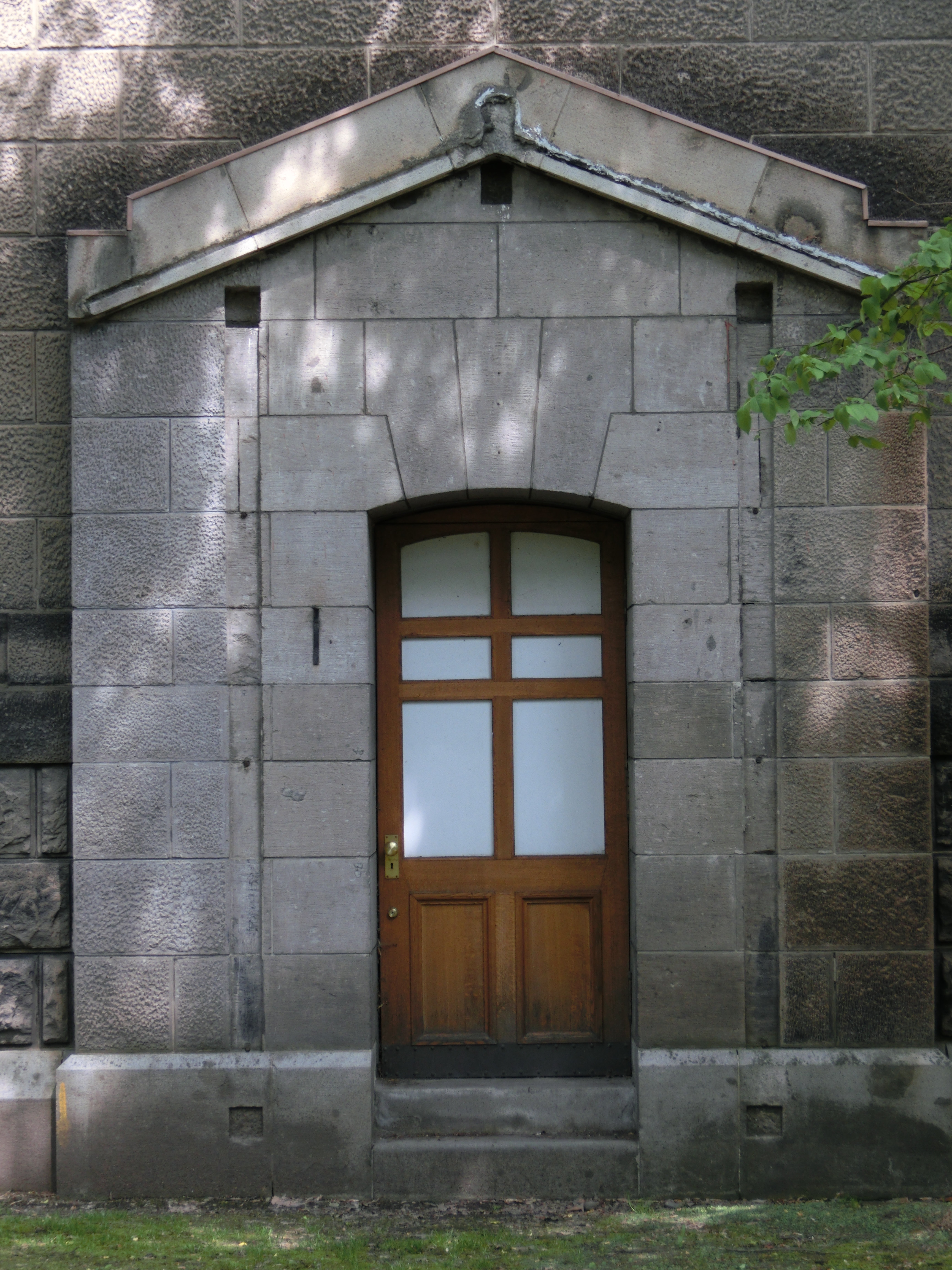 <b>札幌市資料館。大正15年に札幌控訴院として建てられた石造りの建物。EX-ZR300 / 4,608×3,456 / F5 / 1/40秒 / -0.3EV / ISO80 / WB:オート / 15.16mm（86mm相当）</b>