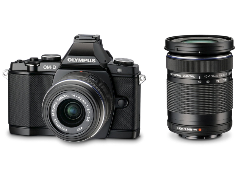 <b>OM-D E-M5にM.ZUIKO DIGITAL 14-42mm F3.5-5.6 II Rを装着したところ。単体のレンズはM.ZUIKO DIGITAL ED 40-150mm F4-5.6 R</b>