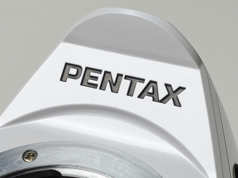 <b>“PENTAX”のロゴが重厚なイメージを出している</b>