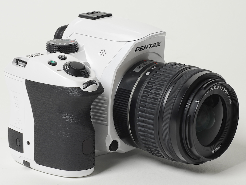 <b>指の形に合わせて大きくえぐった形状のグリップを採用。前ダイヤルも搭載する</b>