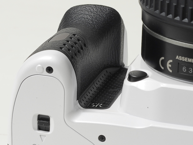 <b>グリップ下部のディンプルによりホールド性がより高まる印象だった</b>