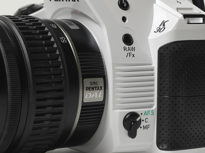 <b>レンズマウントの両脇はリブの形状になっている。これはレンズからの繋がりを表現したデザインであるとともに、レンズ交換などでつまんだ際の滑り止めという意味もある</b>