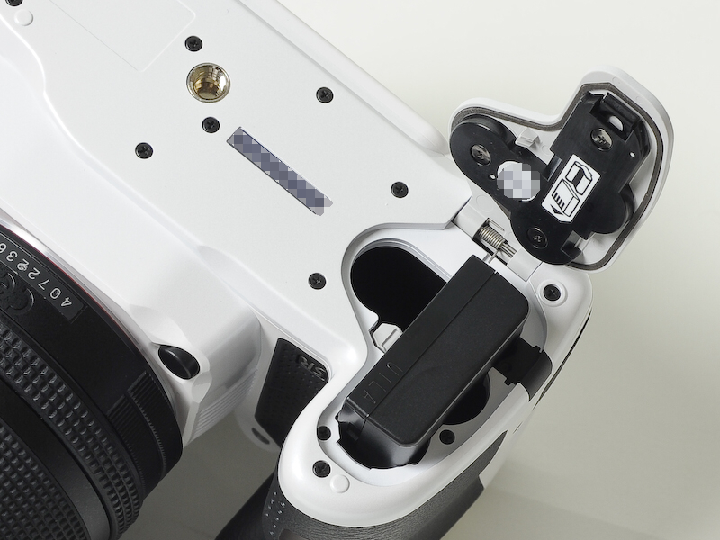 <b>電源はリチウムイオン充電池だが、単3電池も使用可能（要別売電池ホルダー）</b>