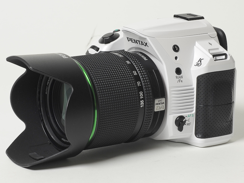 <b>キットレンズの1つDA 18-135mm F3.5-5.6 ED AL（IF）DC WRを装着したところ</b>