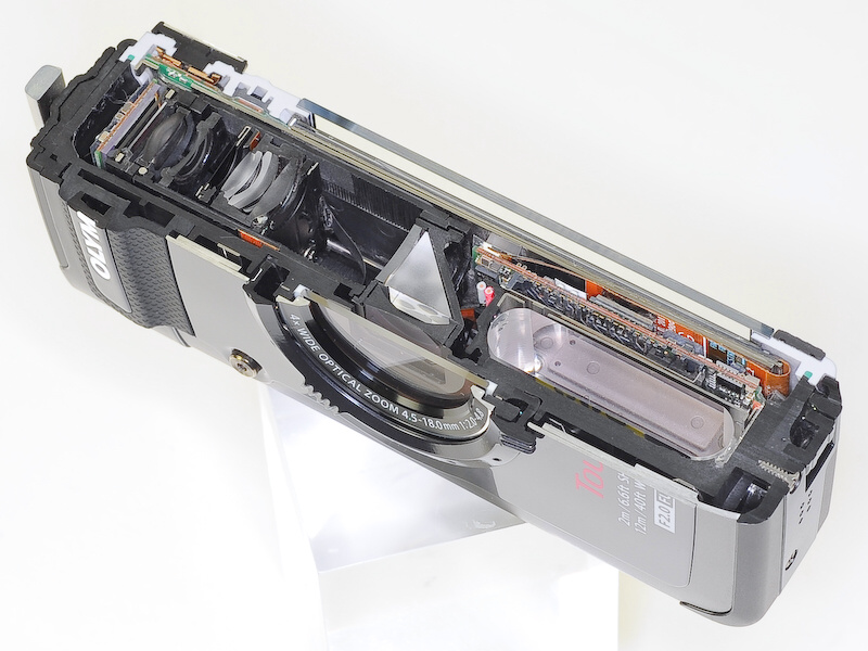 <b>TG-1のカットモデル。屈曲光学系ながら、配置の工夫でレンズ開口部をボディ中央に持ってきている（編集部撮影）</b>