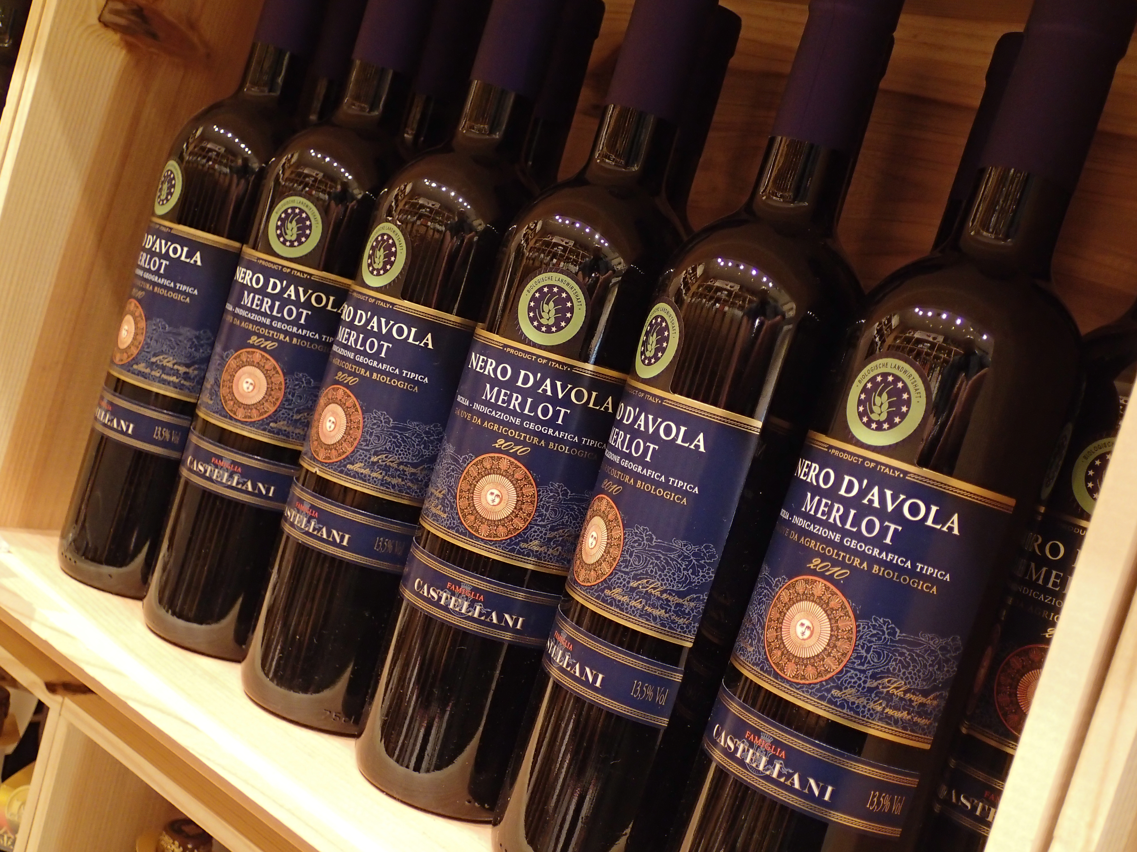 <b>シーンモード：ローライト / F2.8 / 1/40秒 / 0EV / ISO500 / WB:オート / 7.3mm（40mm相当）</b>