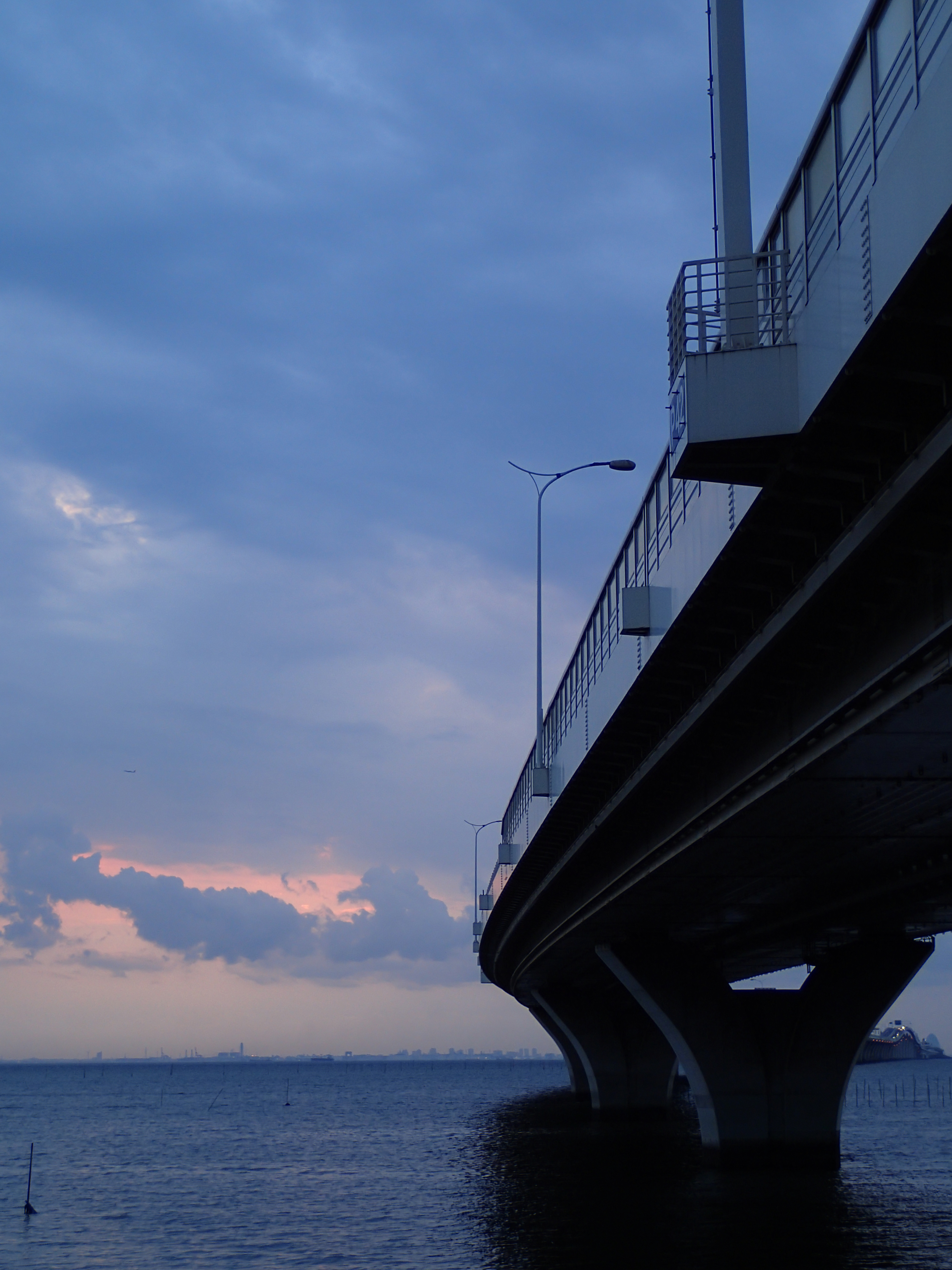 <b>シーンモード：夕日 / F3.6 / 1/40秒 / 0EV / ISO100 / WB:オート / 11.0mm（61mm相当）</b>