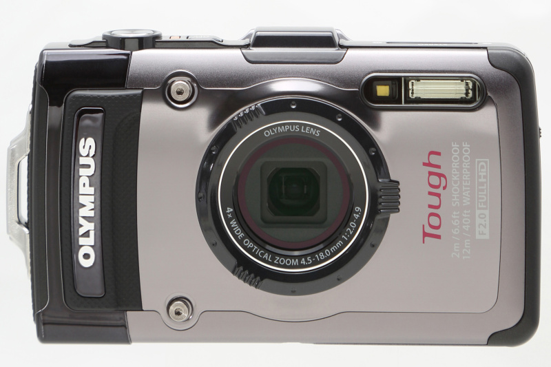 <b>正面。これまでのToughシリーズ同様、レンズには屈曲光学系を採用している。ズーミングによるレンズ鏡筒の繰り出しはない。デザインはほかのToughシリーズ機と異なり、カメラの中央にレンズを配置した比較的オーソドックスなもの</b>