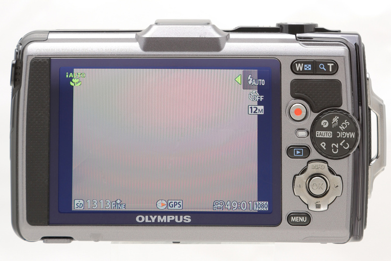 <b>背面。背面モニターには3.0型有機ELディスプレイを採用。反射防止コーティングと撥水コーティングがなされており、屋外の明るい場所でもモニターの画像は見やすい。他のToughシリーズとは異なりモード切り替えダイヤルが搭載されている。またジョイスティックではなく十字キーとセンターのOKボタンの組み合わせとなった</b>