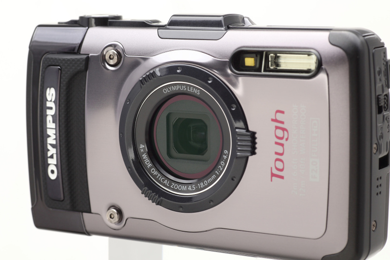 <b>35mm判換算で25mm～100mmの光学式4倍ズームレンズ。ワイド単が25mm相当なので広い風景なども撮影することができる。また広角端においては開放F値2.0と非常に明るい。レンズを保護する可動式バリアはないが、撥水コートされた硬質ガラスによりレンズは保護されている</b>