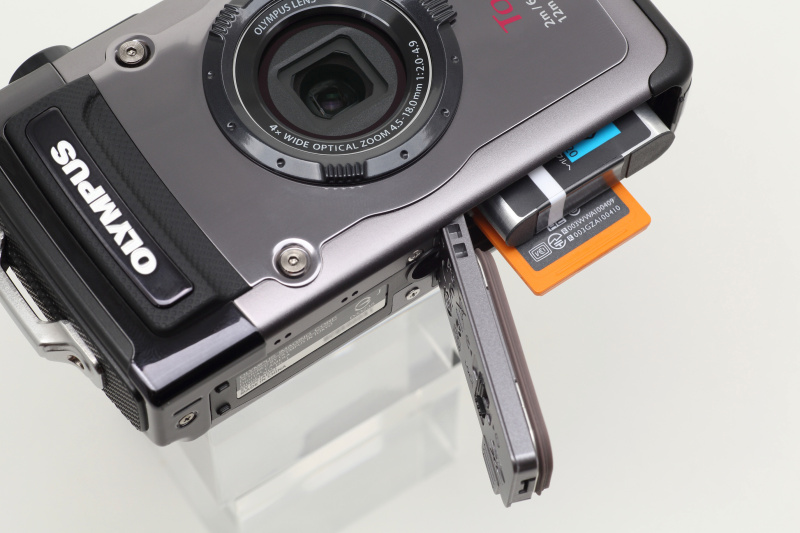 <b>バッテリーとSD/SDHC/SDXCメモリーカードはカメラ底面にある蓋をあけて抜き差しする。蓋には防水用ゴムパッキンがついている</b>