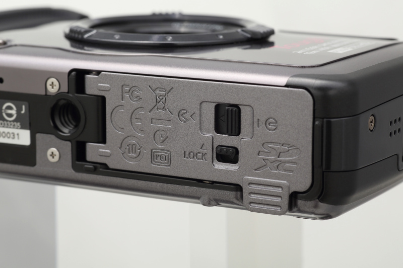 <b>バッテリー室の蓋には、誤って開くことを防ぐスライド式の二重ロックを採用</b>