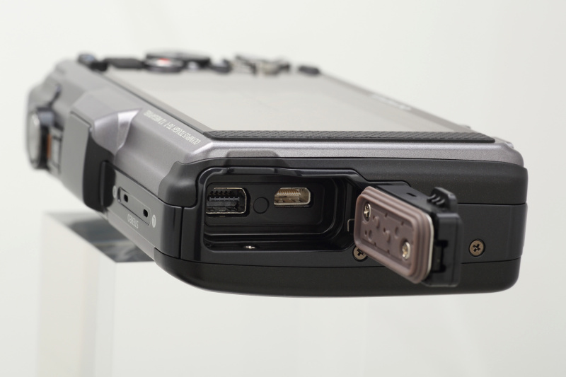 <b>デジタル通信兼AV OUT端子のマルチコネクタとHDMIマイクロコネクタ。こちらの蓋にも防水用のゴムパッキンがある</b>