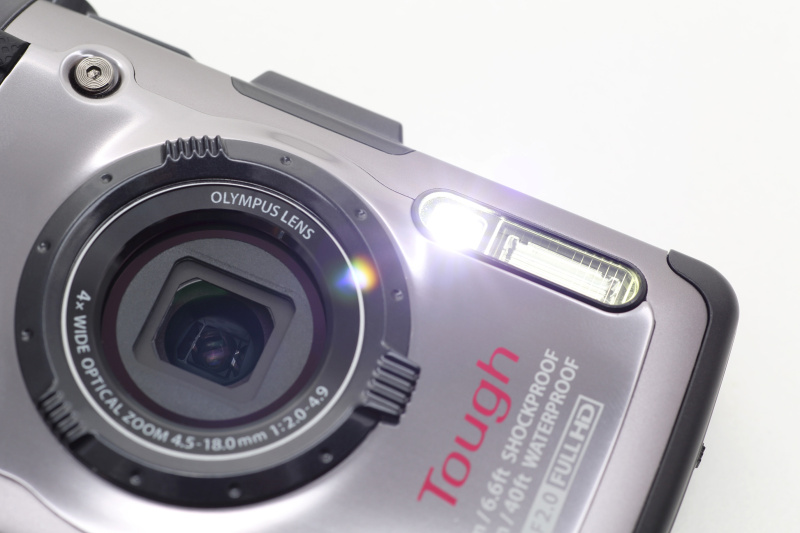 <b>白色LEDのワンタッチライトを搭載。暗いところでの撮影補助光としたり、被写体を照らしてピント合わせを行なうこともできる。また一時的な懐中電灯の代わりとしても便利</b>