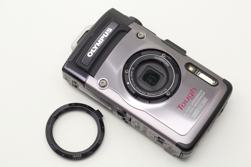 <b>コンバージョンレンズはTG-1のレンズリングを外して装着する。なお、コンバージョンレンズは別売のコンバージョンアダプター「CLA-T01」を介してとりつける</b>