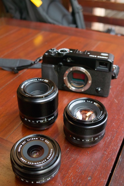 <b>手前からXF 18mm F2 R、XF 60mm F2.4 R Macro（左）、XF 35mm F1.4 R（右）、FUJIFILM X-Pro1</b>