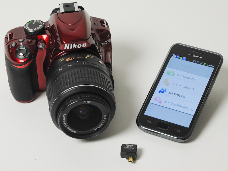 <b>WU-1a（下）は、IEEE 802.11b/gでスマートフォンと繋がる</b>