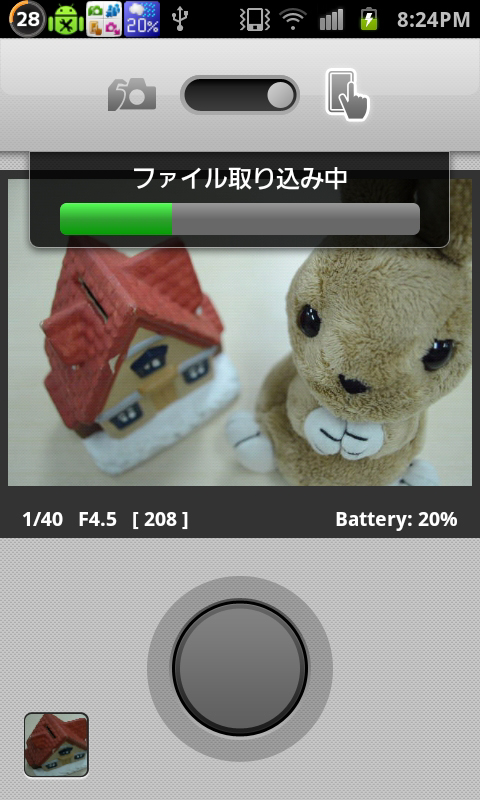 <b>「リモートで撮影する」を選んだところ（左）。ライブビューが表示されフレーミングが行なえる。丸いシャッターボタンのアイコンをタップするとピントが合いシャッターが切れる。撮影後は自動的に画像が端末に転送される（右）。画面にはシャッター速度、絞り値、カメラのバッテリー残量などが表示される</b>