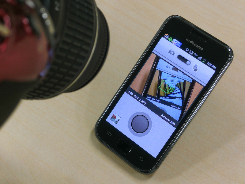 <b>ライブビュー映像を表示しているので、端末の画面にレンズを向けると合わせ鏡のような表示になる</b>