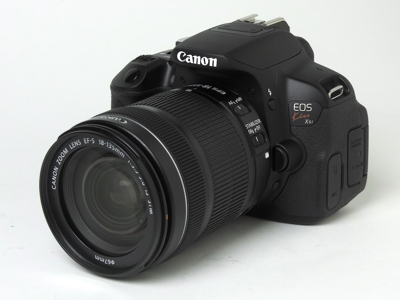 <b>写真はEOS Kiss X6i・EF-S18-135 IS STMレンズキット。発売は6月下旬を予定。店頭予想価格は13万円前後の見込み</b>
