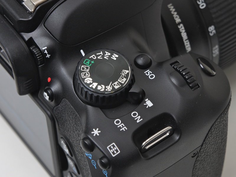 <b>動画モードへの移行は電源レバーから行なうようになった</b>