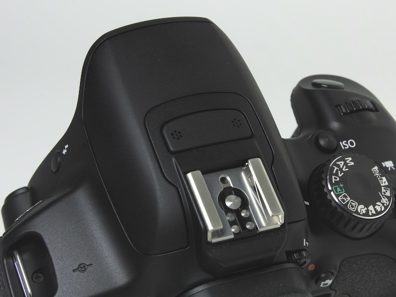 <b>ペンタ部上部にステレオマイクを装備。EOS Kiss X5はモノラルマイクだった</b>