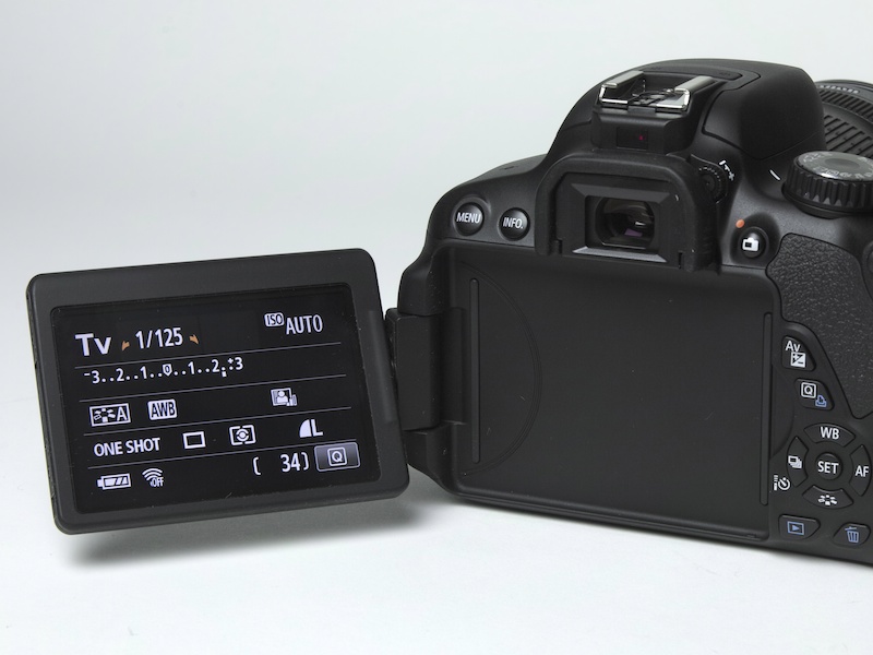 <b>EOS Kiss X5と同じく3型104万ドットのバリアングル式液晶モニターを採用。ただし、今回からタッチパネルになった</b>