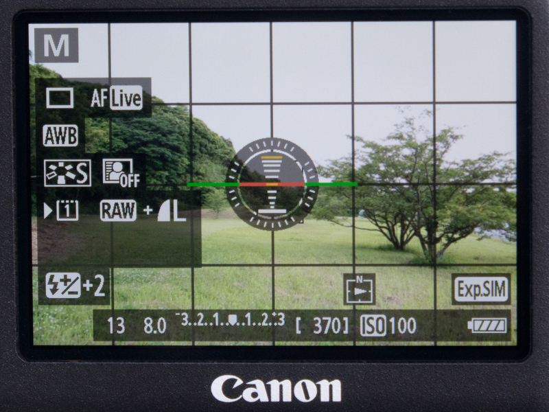 <b>ライブビュー撮影画面に撮影設定情報を表示させたところ。方位を示すアイコンも表示されている。このアイコンからはカメラが東を向いていることが判る。</b>