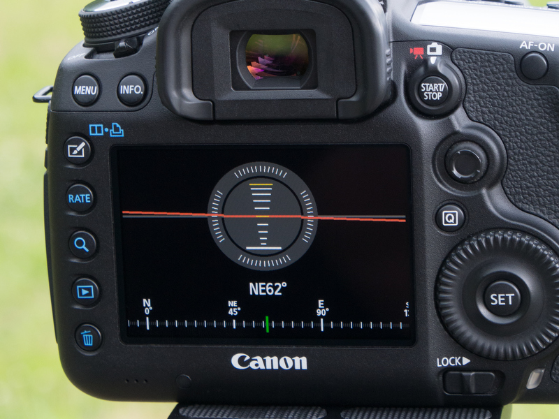 <b>EOS 5D Mark IIIの電子水準器表示に方位情報が追加される。</b>