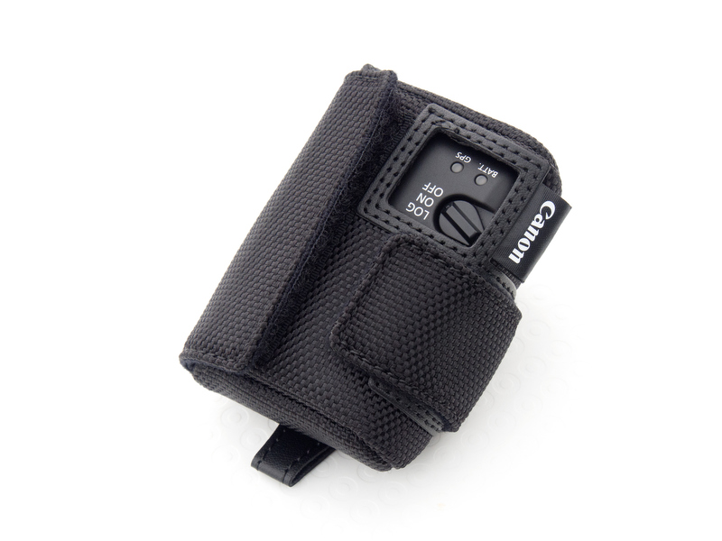 <b>フラップは面ファスナーで開け閉めできる。USB端子へのアクセスも可能。ただし電池交換はケースから出して行なう。</b>