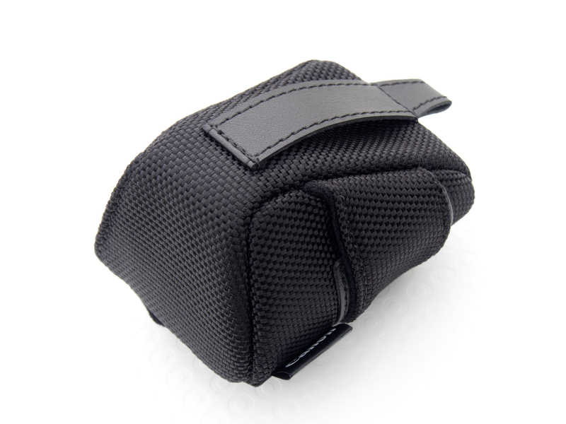 <b>裏面にはベルトなどが通せる環状フックもある。</b>