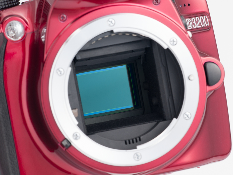 <b>DXフォーマット初の有効2,416万画素CMOSセンサー。最大記録画素数は6,016×4,000ピクセル。エンジンには最新のEXPEED 3を搭載している。</b>