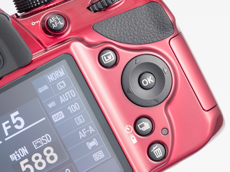 <b>背面右手側の操作部。ライブビューの操作が、レバー式からボタン式に変更された。滑り止めのパーツは若干大きくなっている。</b>