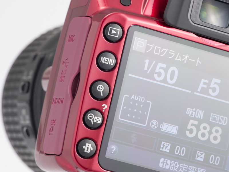 <b>背面左手側の操作部。D3100と違って、拡大ボタンと縮小ボタンの上下が入れ替わっている。</b>