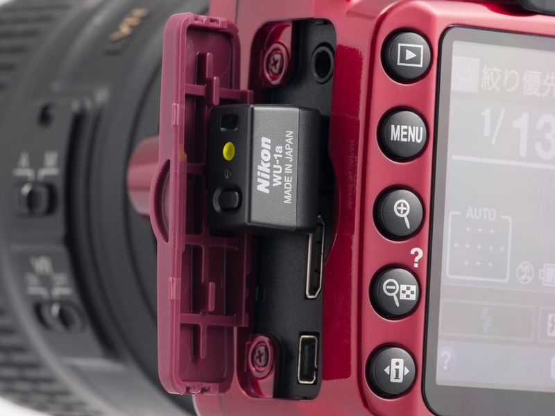 <b>スマートフォンなどと通信ができるワイヤレスモバイルアダプターWU-1aに対応したのもトピック。これについては、<a href="http://dc.watch.impress.co.jp/docs/review/item/20120607_538202.html"><u>こちらのレビュー記事</u></a>をご参照いただきたい。</b>