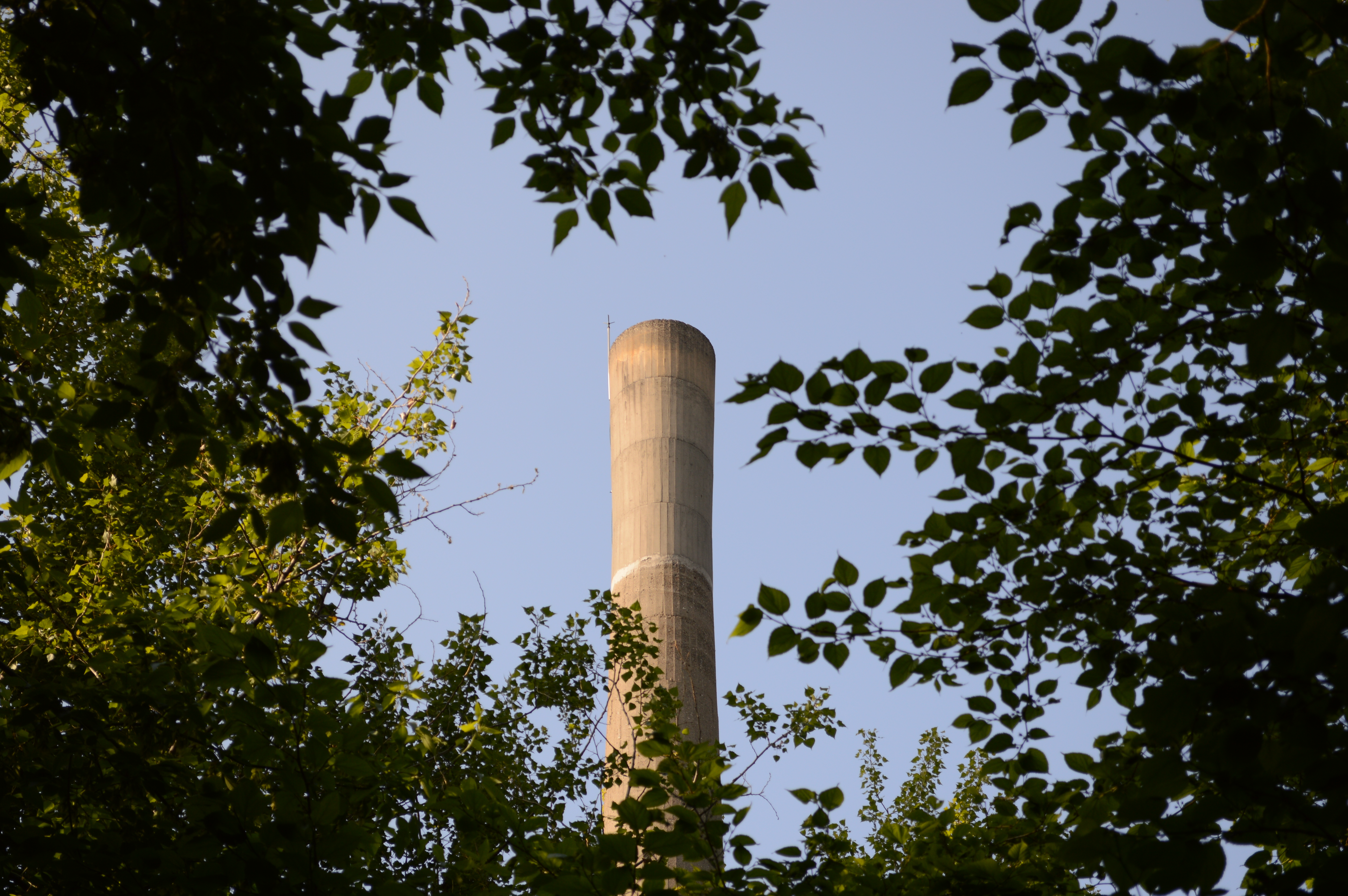 <b>ただの煙突でも、樹々の隙間から覗き見えると、ちょっとドキドキしてしまう。筆者だけかもしれないが。D3200 / AF-S DX NIKKOR 18-55mm F3.5-5.6 G VR / 約8.6MB / 6,016×4,000 / 1/250秒 / F5.6 / +0.7EV / ISO100 / WB:オート / 48mm</b>