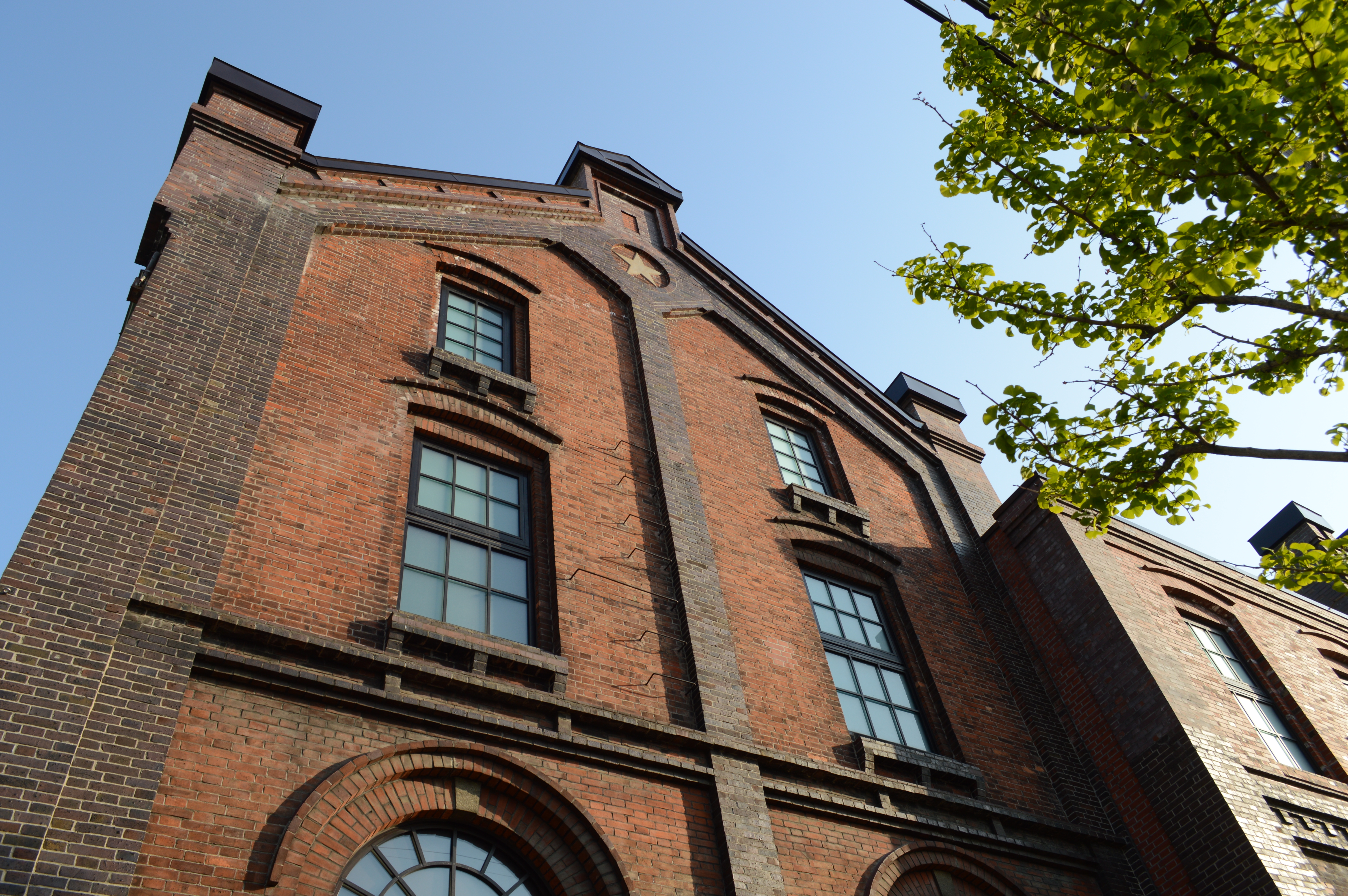 <b>コレも個人的な印象だが、ニコンのオートホワイトバランスってレンガに弱い気がする。だから、こういうシーンは必ず晴天モード。D3200 / AF-S DX NIKKOR 18-55mm F3.5-5.6 G VR / 約11.4MB / 6,016×4,000 / 1/160秒 / F8 / -1.0EV / ISO100 / WB:晴天 / 18mm</b>