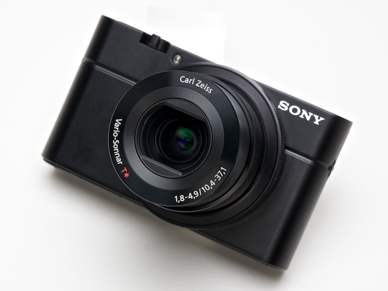 <b>サイバーショットDSC-RX100。発売は6月15日。店頭予想価格は7万円前後の見込み</b>